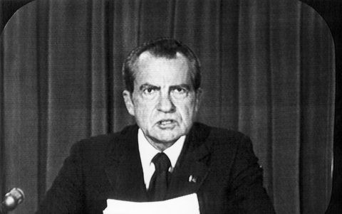 Richard Nixon, durante el comunicado hecho a la nación y al mundo en el que anuncia su dimisión como presidente de los Estados Unidos.