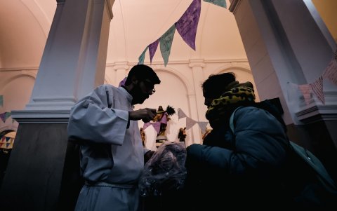 Personas asisten a la Parroquia de San Cayetano.