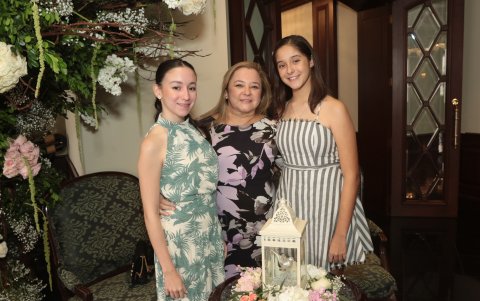 Elizabeth Giler de Graber junto a Giuliana e Isabella Graber.