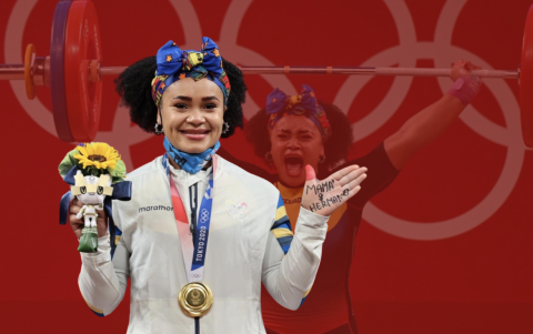 Neisi tras recibir la medalla de oro en Tokio. Dedicó su triunfo a su mamá y hermano, ambos fallecidos.