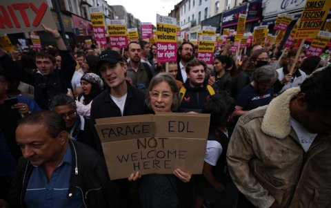 Grupos antiracistas salen a las calles a la espera de más protestas de extrema derecha.