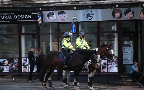 La policía montada patrulla los Servicios de Inmigración Adriana en Preston, Gran Bretaña, el 7 de agosto de 2024.