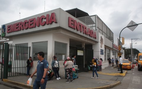 Zona externa del área de Emergencia del hospital del IESS Teodoro Maldonado Carbo, en el sur de Guayaquil.