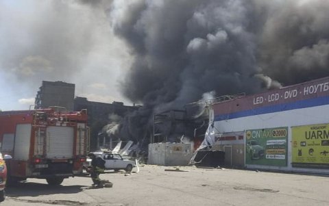 Una densa y gruesa columna de humo se levanta después de un bombardeo sobre un centro comercial en Kostiantynivka.