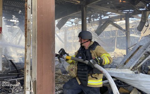Bomberos tratan de contener el fuego tras el bombardeo que deja al menos 10 personas muertas y otras 35 heridas. Además de edificios residenciales, tiendas y automóviles dañados.
