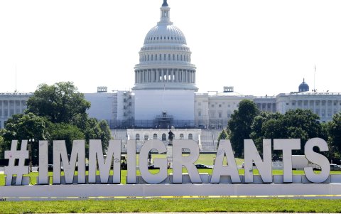 La palabra Inmigrantes instalada durante una conferencia de prensa por el décimo aniversario de la promulgación del programa Acción Diferida para los Llegados en la Infancia (DACA), en Washington.