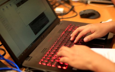 Expertos en computación que participan en una competencia sobre los desafíos de la ciberseguridad.