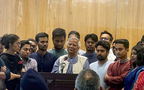 El premio Nobel Muhammad Yunus (c) habla con los medios en Dhaka, Bangladesh, este jueves.