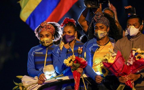 Las medallistas Neisi Dajomes (i) junto a su hermana Angie Palacios (2-d) y Támara Salazar (2-d), y su exentrenador Walter Llerena (d), oro y plata respectivamente en levantamiento de pesas en Tokio 2020.