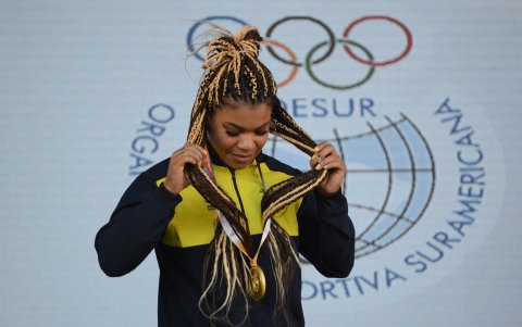 Angie Palacios Dajomes, medalla de oro, posa en el podio de levantamiento de pesas 76kg femenina en los Juegos Suramericanos 2022 que se realizan en Asunción (Paraguay).