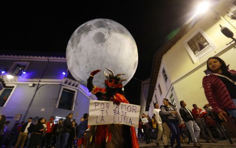 Temática. El atractivo principal en La Ronda fue el globo gigante en forma de Luna.