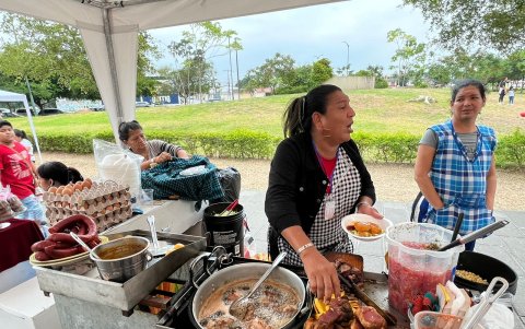 Varios negocios ofrecían comida típica.