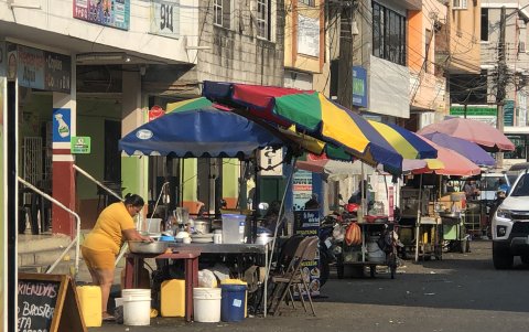 Control. Pese a los operativos y presencia de municipales, los comerciantes se mantienen en las vías. La ciudad exige reforzar las medidas.