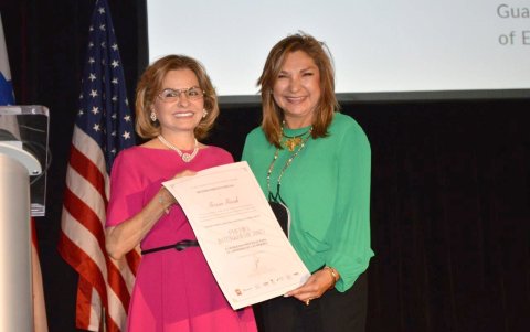 Farah recibió el reconocimiento de “Mujeres líderes en respuesta a la crisis del COVID-19”