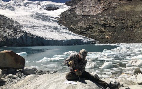 Un investigador recoge una muestra de lecho rocoso del glaciar Queshque, en los Andes peruanos.