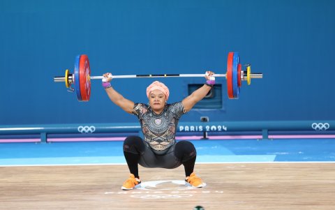 Neisi Dajomes falla en su primer intento pero regresa más confiada en el segundo y lo logra.