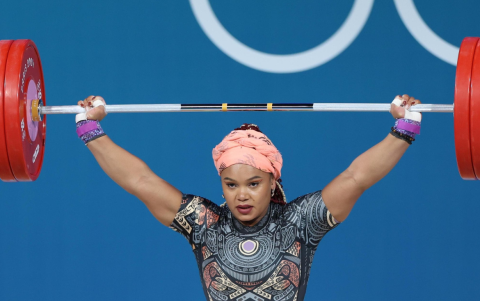 Neisi Dajomes lidera el ranking en la modalidad arranque en París 2024.