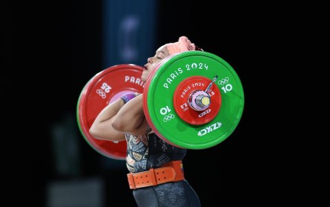 Neisi Dajomes en la modalidad envión.