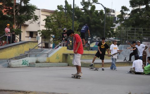 Actividad. Varios jóvenes practicaban con sus patinetas en rampas del parque Ramón Unamuno, el miércoles.