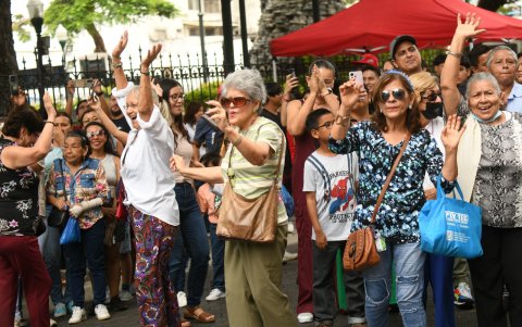 Habían ciudadanos que empezaron a bailar al son de la música.