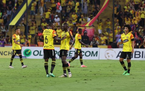 Janner Corozo (c) en el festejo de uno de sus goles en el estadio Monumental