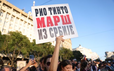 Un manifestante sostiene un cartel que dice 