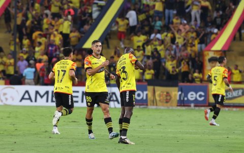 Barcelona derrota a Independiente en el estadio Monumental.