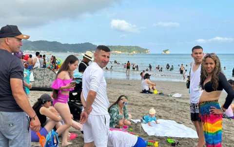 Los balnearios de Esmeraldas recibieron a los turistas.