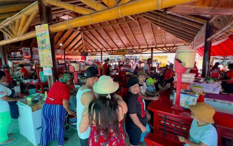 Los balnearios de Esmeraldas recibieron a los turistas.