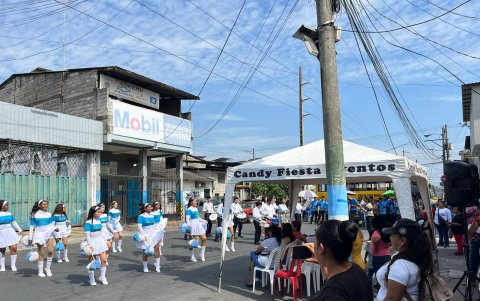Bastoneras y grupos de baile también formaron parte del evento.