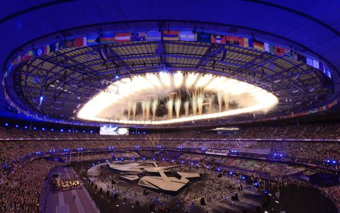 Los fuegos artificiales saltan para concluir la ceremonia de clausura de los Juegos Olímpicos de París 2024 en el estadio Stade de France de París.