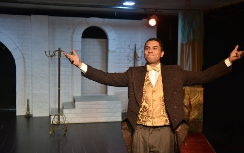 Una hora de felicidad es una comedia dramática que reúne varias artes dentro de la escena.