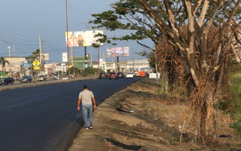Queja. La falta de obras, como veredas, hace que la ciudadanía cuestione si la inversión del Cabildo en la parroquia es la adecuada.
