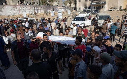 Palestinos llevan los cuerpos de sus familiares muertos tras un ataque israelí.