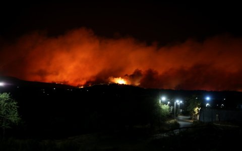 Vista general de un incendio forestal que estalló en una zona de tierras de cultivo y bosques en Varnavas, región de Ática, Grecia.