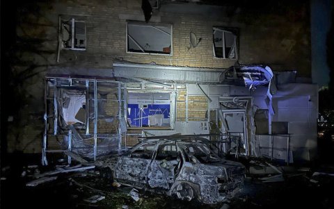 un edificio de apartamentos dañado por la caída de escombros de un misil ucraniano derribado en Kursk, Rusia.