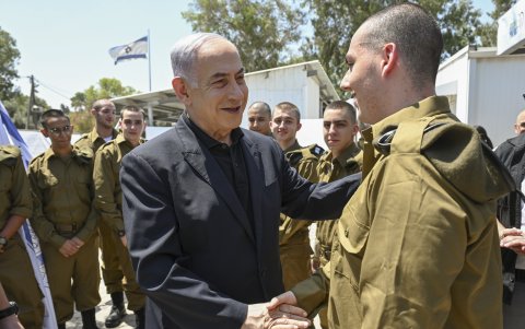 El primer ministro Benjamín Netanyahu visita en la base de Tel Hashomer, cerca de Tel Aviv, a los reclutas del Cuerpo de Blindados y el de Ingeniería de Combate del ejército.