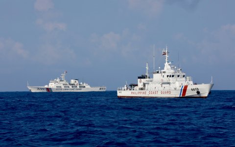 Barcos de la guardiacostera de China y Filipinas en el mar de China Meridional, donde ambas naciones mantienen una disputa territorial.