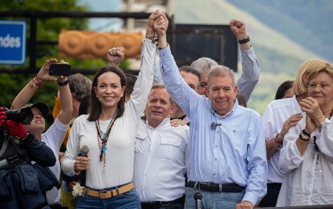 La líder opositora María Corina Machado (i) junto al abanderado opositor Edmundo González Urrutia en Caracas.