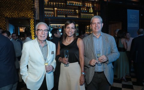 Denise Cajas acompañada de Alfredo Pachel y Ángel Andreu.