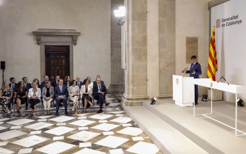El presidente de la Generalitat, Salvador Illa, interviene en el acto de toma de posesión de los 16 consellers del nuevo Govern, que han prometido este lunes su cargo.
