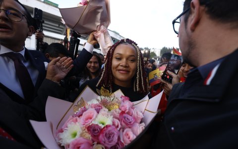 Neisi recibe flores a su llegada al estadio.