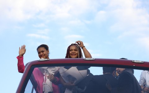 Neisi Dajomes y Angie Palacios en caravana por las calles de Quito.