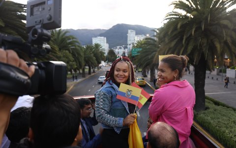 Neisi Dajomes y Angie Palacios recorriendo las calles de Quito.