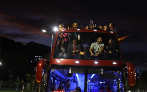Neisi Dajomes y Angie Palacios en caravana.