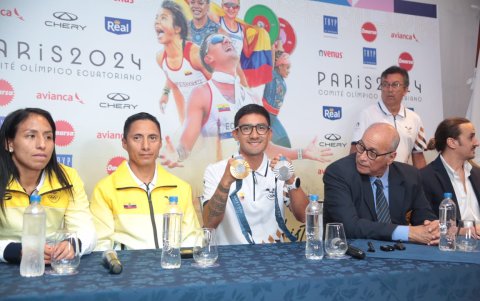 Delgado (de terno) junto al doble medallista olímpico Daniel Pintado en lo que fue la participación tricolor m´ás exitosa .