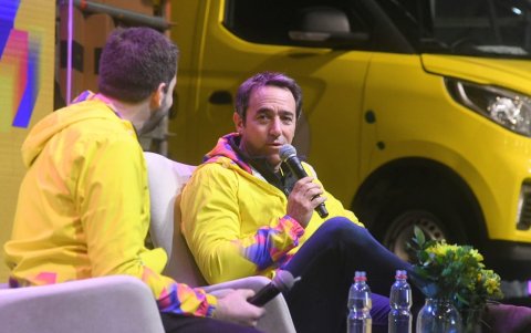 Marco Galperín, SEO de Mercado Libre, conversa con Alan Mayer durante el Meli Experience 2024.