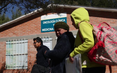 Personas caminando frente a la clínica de radioterapia.