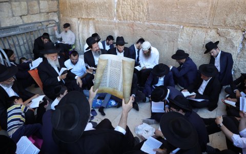 Aprovechando la festividad religiosa del Tisha B'av, entre cánticos y gritos de provocación, centenares de colonos -en su mayoría jóvenes.