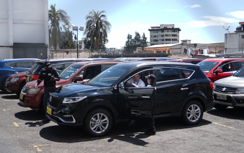Los carros continúan parqueados en la capital.